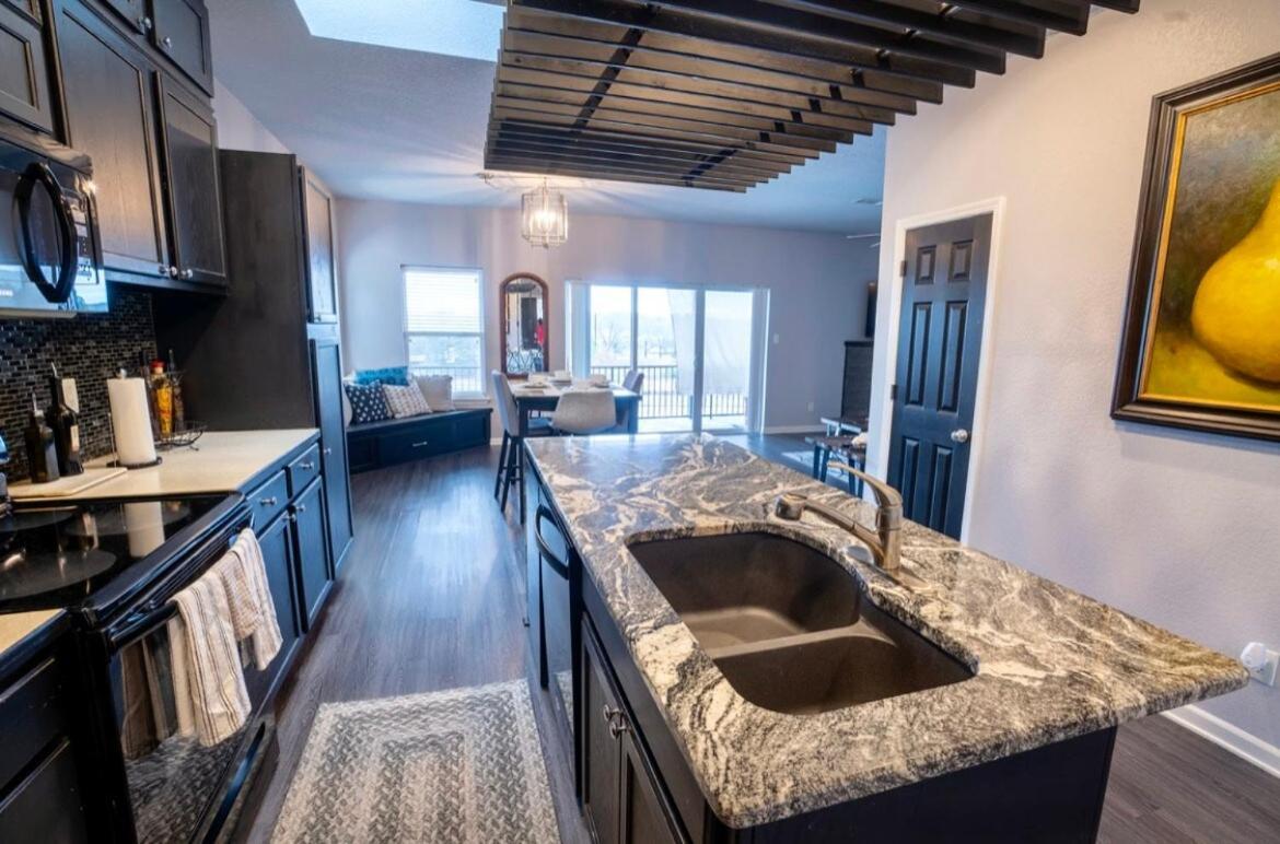 Brooklynn'S Bay, Elegant Lakefront Condo Retreat Hot Springs Zewnętrze zdjęcie